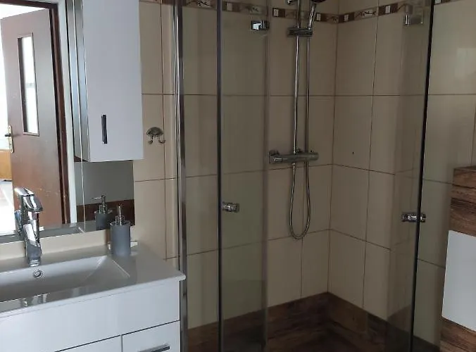 Quarto em Acomodações Particulares Lesny Dworek Leslaw Zieniewicz *